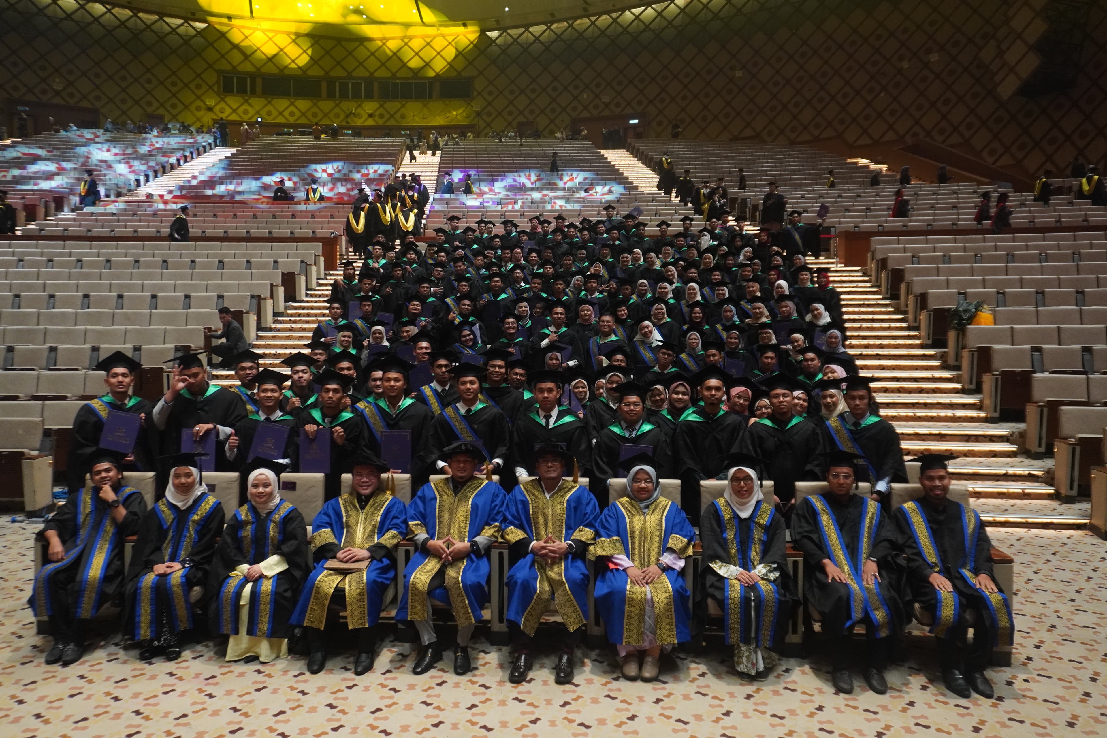 Graduan YEG bergambar di majlis graduasi
