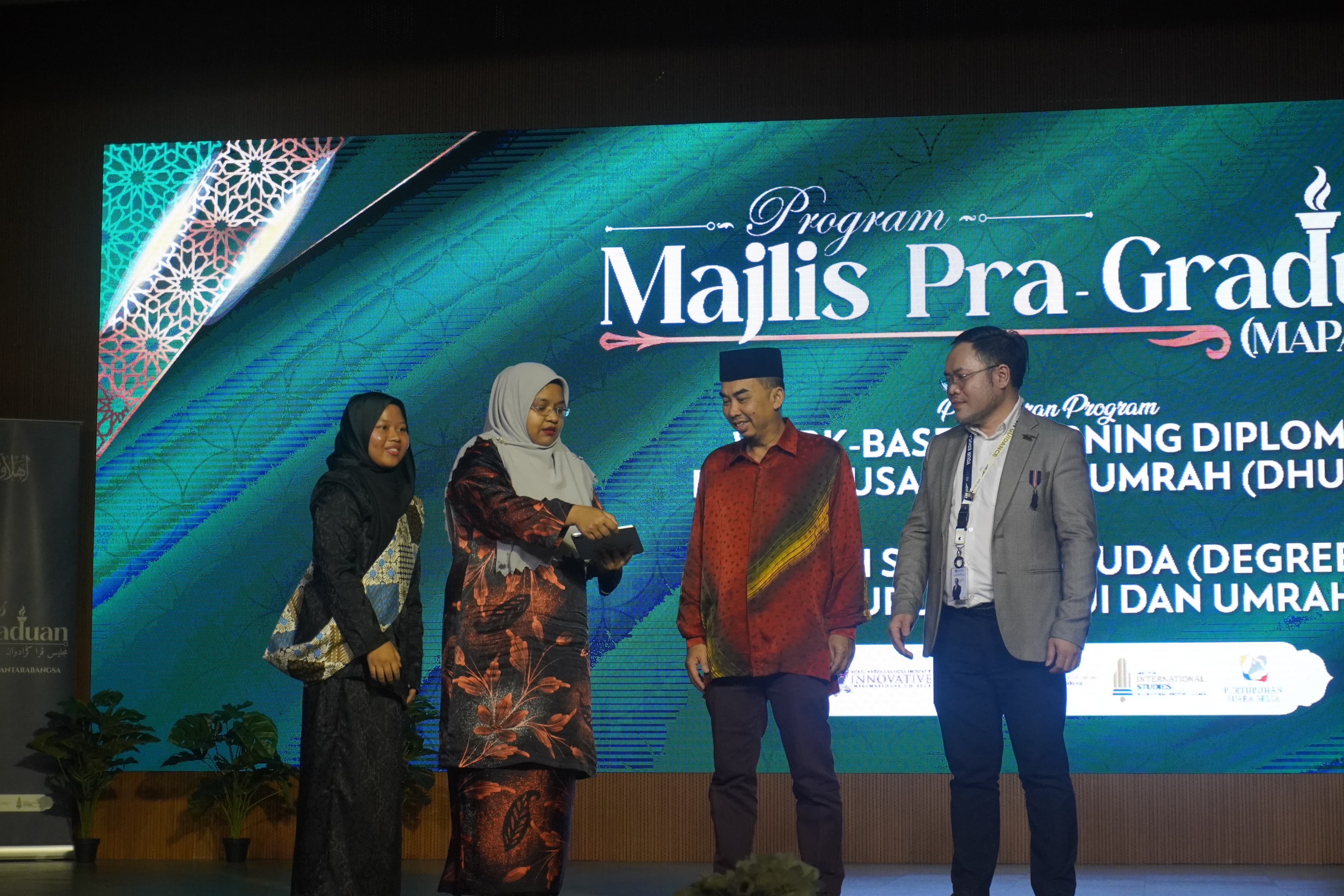 Graduan menerima sijil di atas pentas