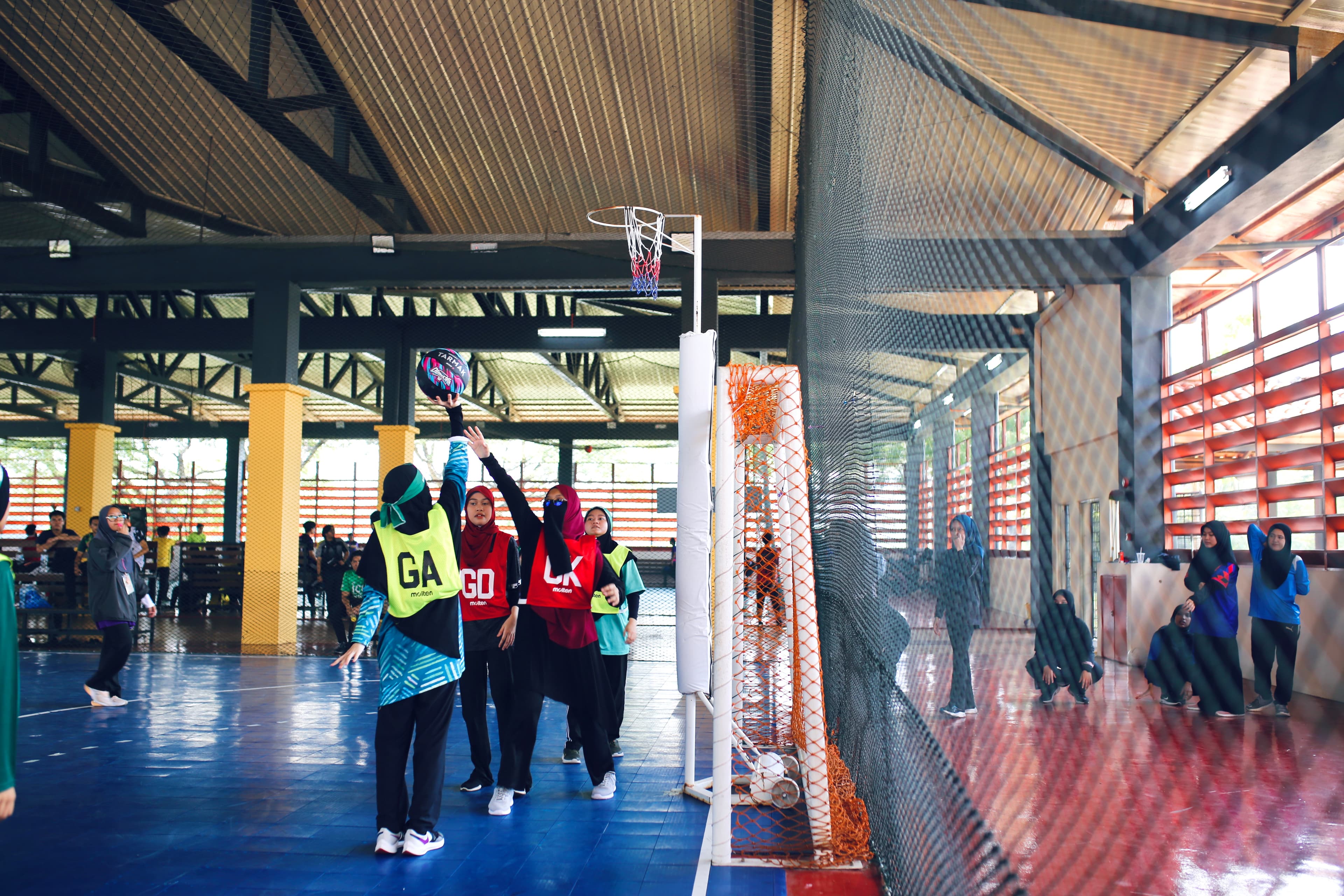 Pelajar YEG bermain bola keranjang di acara sukan