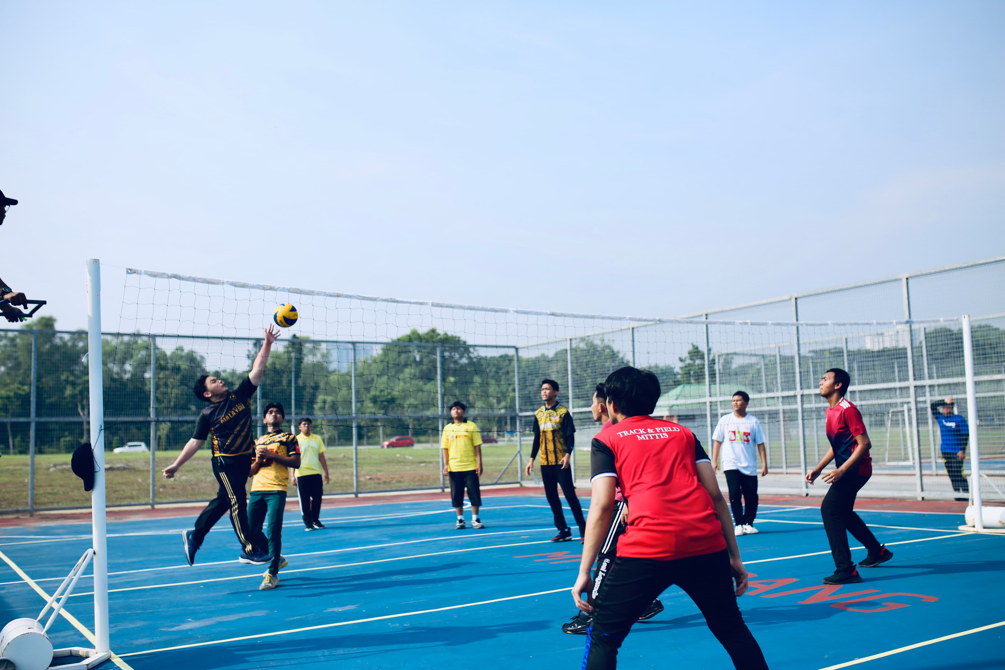 Pelajar menyertai perlawanan bola tampar